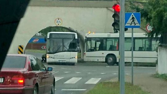 Autobus zepsuł się pod wiaduktem
