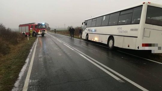 Autobusem wjechał do rowu