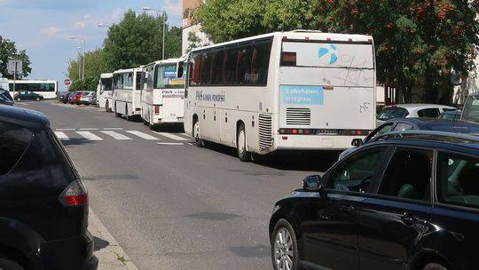 Autobusy z Zalando podjeżdżają "stadami" i blokują ulice