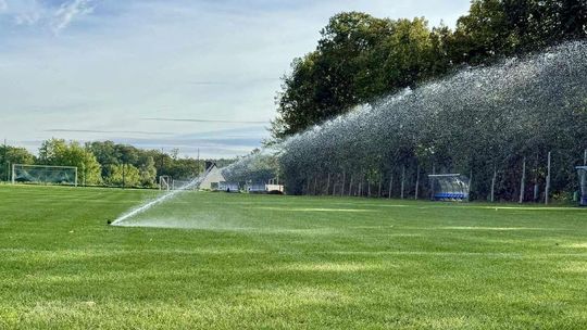 Automatyczne nawadnianie boiska i nowe szatnie. Piłkarze cieszą się ze zmian