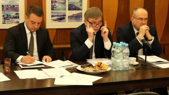 Autopoprawki burmistrza spowodowały paraliż obrad sesji