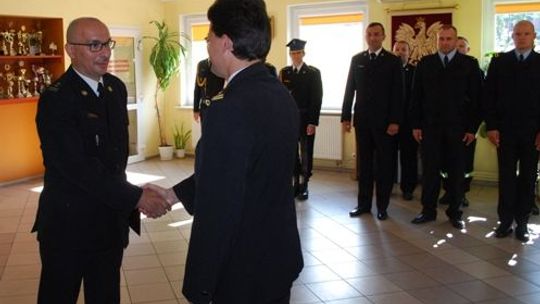Awansowało czterech strażaków