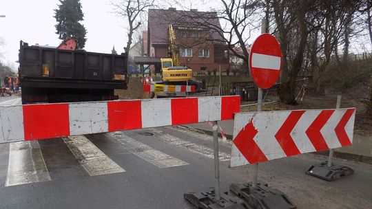 Awaria sieci. Ulicę zamknięto do czasu wylania asfaltu