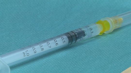 Awaria w ministerstwie i awantura o szczepienia dla osób 40+. Wyjaśniamy, o co chodzi