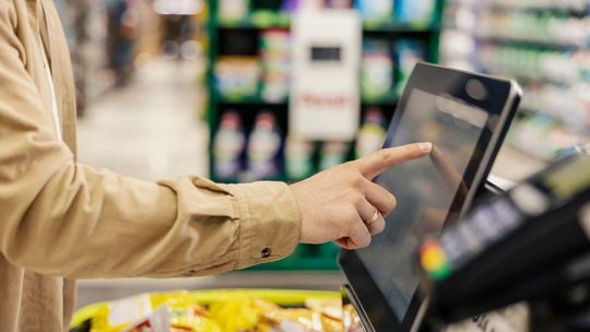 Oszustwo przy kasie samoobsługowej: banany jak jabłka i awokado. Zapłaci grzywnę i za adwokata?