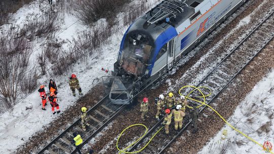 Pociągi jeden po drugim wpadły na auto. Ewakuacja kilkuset osób
