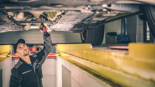 Hałas z samochodów to koszmar dla pieszych. Pomiar miernikami hałasu Hałas z samochodów to koszmar dla pieszych. Pomiar miernikami hałasu