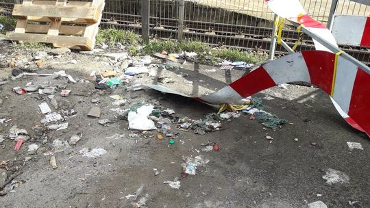 Bałagan nie tylko na dworcu, ale i wokół