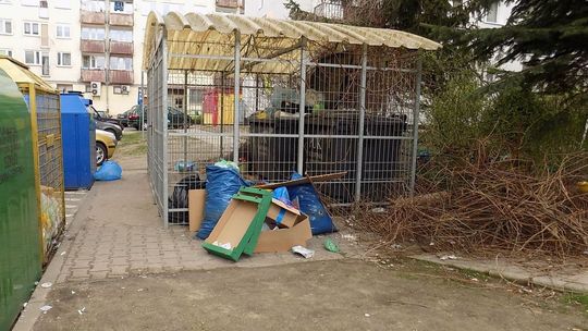 Bałagan przed budynkami GTBS