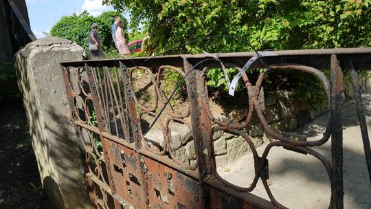 Bałagan wokół cmentarza komunalnego i zaniedbany Cmentarz Żołnierzy Radzieckich Bałagan wokół cmentarza komunalnego i zaniedbany Cmentarz Żołnierzy Radzieckich