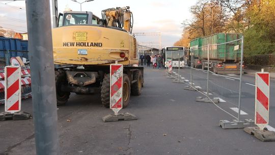 Bałagan z autobusami i pociągami. Brak informacji spowodował chaos