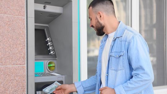Obowiązkowe nagrywanie przy bankomacie: Grozi grzywna za zasłonięcie twarzy podczas wypłaty