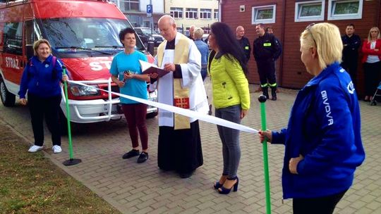 Bardzo uroczyste otwarcie placu zabaw. Z poświęceniem…