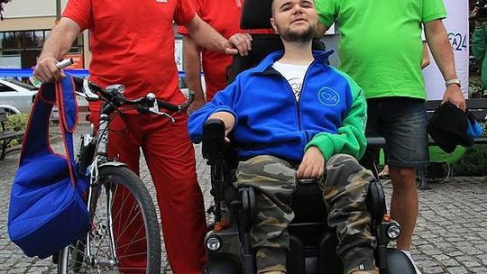 Bartek jedzie wózkiem przez Polskę