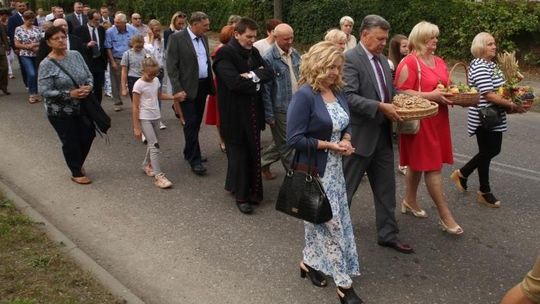 Barwny korowód przeszedł na plac dożynkowy [FILM]