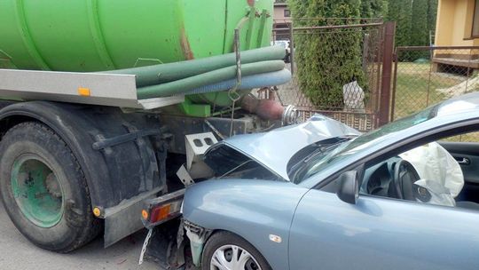  Beczkowóz zderzył się z osobówką niedaleko oczyszczalni