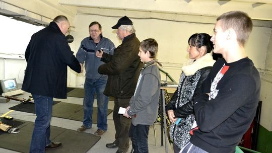 Będą strzelać z pistoletu karabinka sportowego i strzelby gładkolufowej do celu