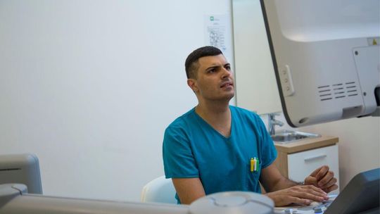 Spora zmiana dla pacjentów. Zadzwoni sztuczna inteligencja i za karę wstawi „na koniec kolejki”