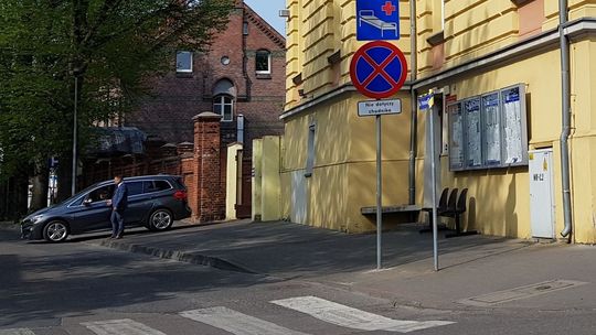 Bez maseczki po ulicy. Władza daje zły przykład, łamiąc obostrzenie i zachowując się niekulturalnie