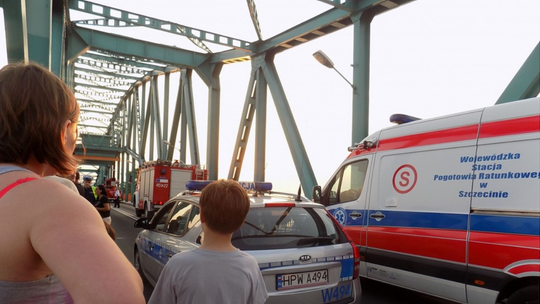 Bez spodni i obuwia krzyczał, że skoczy z mostu