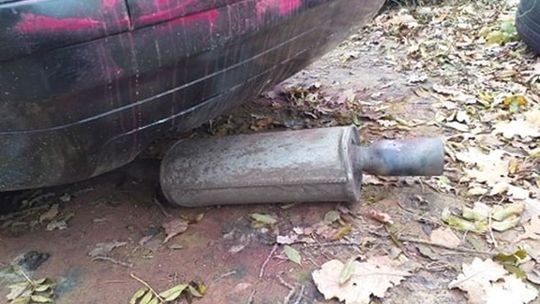 Bezczelnie pod domem wymontowali katalizator