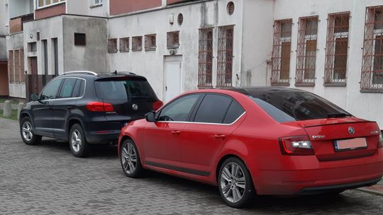 Bezprawnie parkują auta - uważa czytelniczka i żąda wyjaśnień