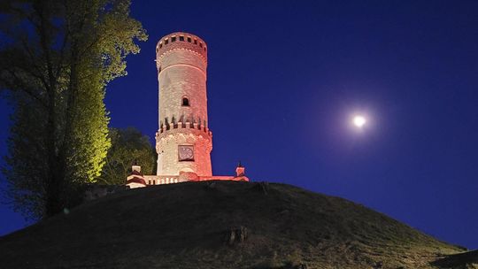 Biało-czerwony blask nad Cedynią. Wieża widokowa gotowa na majówkę!