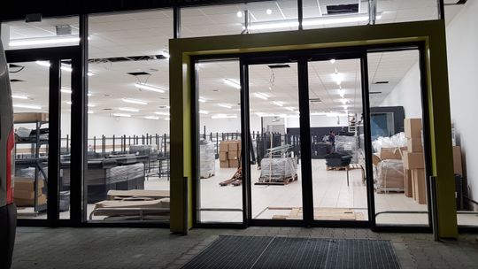 Biedronka na święta będzie gotowa? Przywieźli już meble