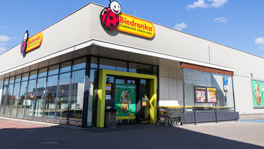 Pod Biedronką inny system parkowania. Nie biletomaty, a kamery!