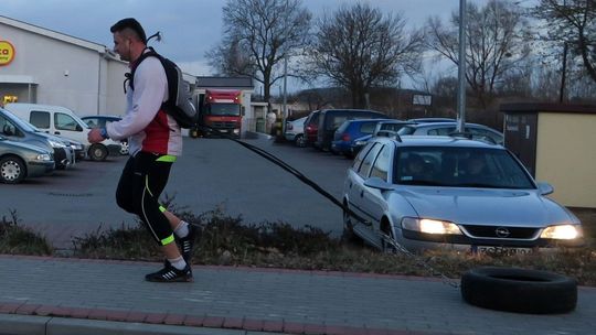 Biega po mieście z... oponą