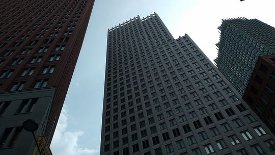 Bierzesz kredyt za kredytem? Możesz wpaść w spiralę zadłużenia!