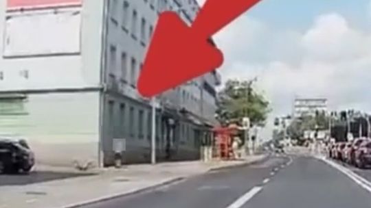 Bandyta bił, kopał, groził śmiercią pod przystankiem. Przechodnie nie pomogli poszkodowanemu