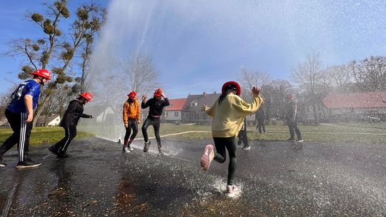 Bitwa wodna w lany poniedziałek, czyli dzieci kontra strażacy [FOTO]