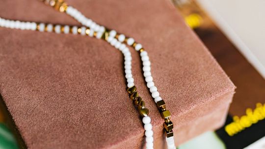 Biżuteria z naturalnych kamieni – ponadczasowy dodatek