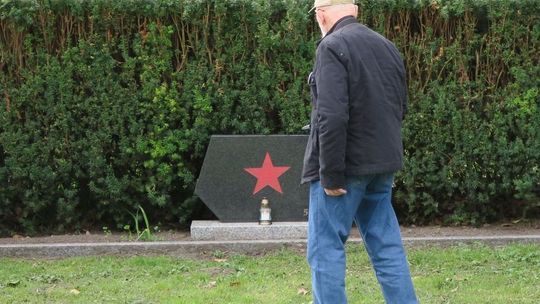 Błędy na nowych tablicach na cmentarzu żołnierzy radzieckich