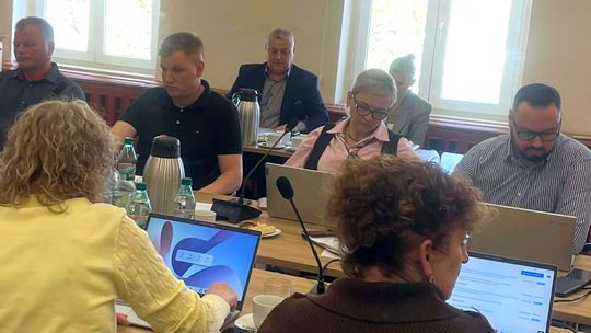 Błędy w wydawaniu pieniędzy na promocję gminy. Komisja rewizyjna krytykuje, burmistrz się broni