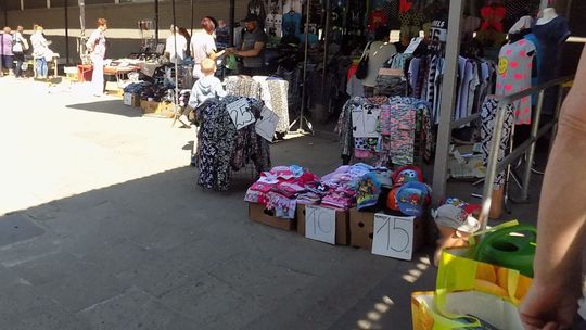 Blokują przejśćia, handlując przed PSS Społem