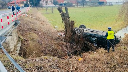 BMW rozbite, uszkodzone barierki i 4 osoby w szpitalu