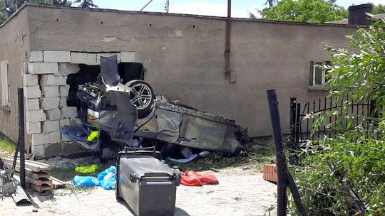 BMW wbiło się w dom. Policja już wie, co było przyczyną wypadku [FOTO]