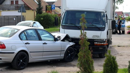 BMW wjechało w półciężarówkę. Kierowca był nietrzeźwy [FOTO]