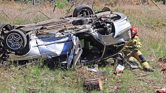 BMW wypadł z drogi i wpadł w wykarczowany las. Pasażer poniósł śmierć 
