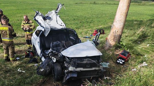 BMW  wyprzedzał ciąg pojazdów tak, że Peugeot owinął się wokół drzewa. Śmierć pasażera