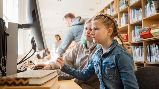 Obiecują bony dla nauczycieli, a laptopy dla uczniów