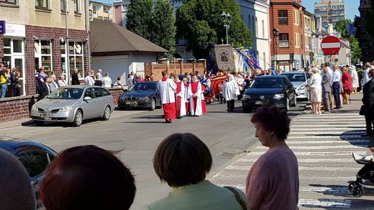 Boże Ciało – wierni czczą obecność Jezusa pod postaciami chleba i wina
