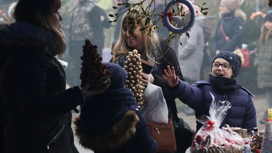 Bożonarodzeniowy jarmark pełen świątecznych ozdób i słodkości