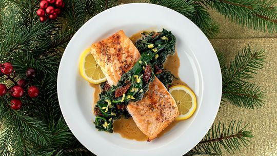 Bożonarodzeniowy łosoś ze szpinakiem i suszonymi pomidorami – przepis kulinarny