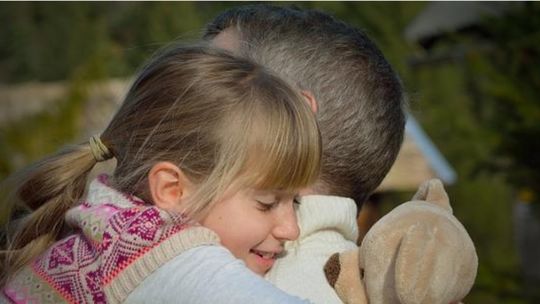 Brak uścisków zwiększa niepokój i stres