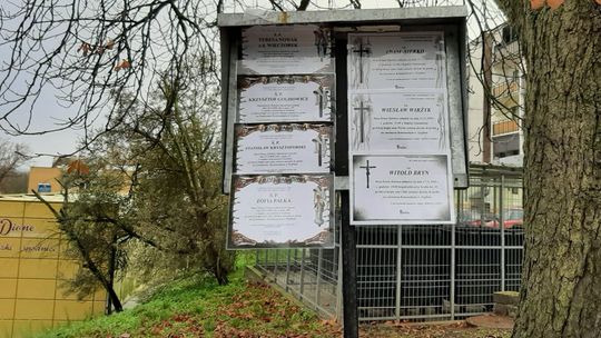 Brakuje miejsc na nekrologi. Burmistrzu, zrób coś z tablicami - apeluje czytelnik Brakuje miejsc na nekrologi. Burmistrzu, zrób coś z tablicami - apeluje czytelnik