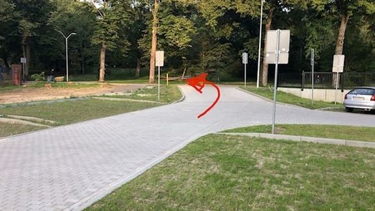 Brakuje prawidłowego oznakowania wyjazdu z parkingu