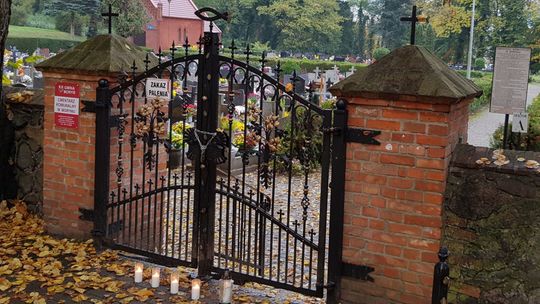 Brama cmentarza zamknięta na kłódkę